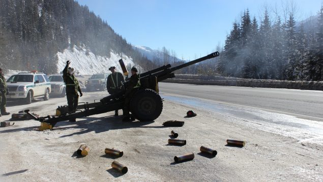 Rogers Pass, Colombie-Britannique. 26 février 2014 - Des membres du 5e Régiment d'artillerie légère du Canada se débarrassent des obus expulsés du côté de la route transcanadienne dans le col Rogers. (Image reproduite avec l'aimable autorisation de Parcs Canada)