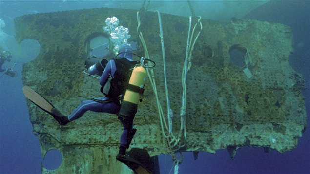 Un morceau de coque pesant 17 tonnes est remonté à la surface. Il fut vendu aux enchères en avril 2012. Photo Credit: AP/RMS Titanic, Inc