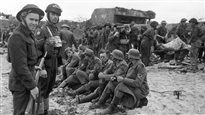 Les premiers soldats allemands capturés par des Canadiens à la suite du débarquement en Normandie. Bibliothèque et Archives Canada/Frank L. Dubervill © PC