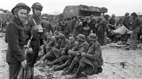 Les premiers soldats allemands capturés par des Canadiens à la suite du débarquement en Normandie. Bibliothèque et Archives Canada/Frank L. Dubervill © PC