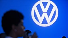Le W sur fond bleu de la marque allemande Volkswagen.