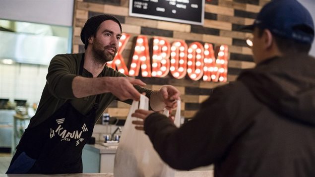 Chris Stevens, copropriétaire de Kaboom Chicken, dans le quartier Leslieville de Toronto, se dit en accord avec la hausse du salaire minimum, mais il croit que le fardeau repose trop sur les petites entreprises. Photo Credit: CHRISTOPHER KATSAROV, PC 