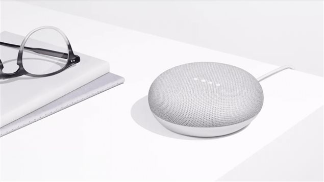 Le Google Home Mini est un petit haut-parleur intelligent 