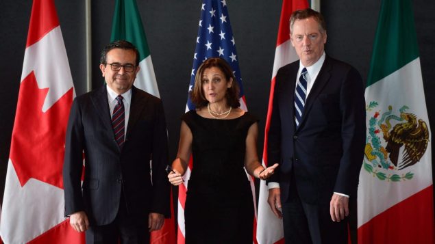 Ildefonso Guajardo Villarreal, Chrystia Freeland et Robert Lighthizer, qui dirigent respectivement les discussions au nom du Mexique, du Canada et des États-Unis. Photo : La Presse canadienne/Sean Kilpatrick