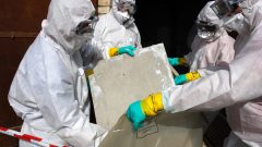 Des travailleurs manipulent de la l'amiante Photo : Reuters