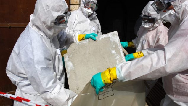 Des travailleurs manipulent de la l'amiante Photo : Reuters