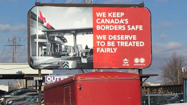 Le Syndicat des douanes et de l'immigration lance une offensive publicitaire pour dénoncer les conditions de travail des agents frontaliers. Photo : Radio-Canada/CBC/Dale Molnar