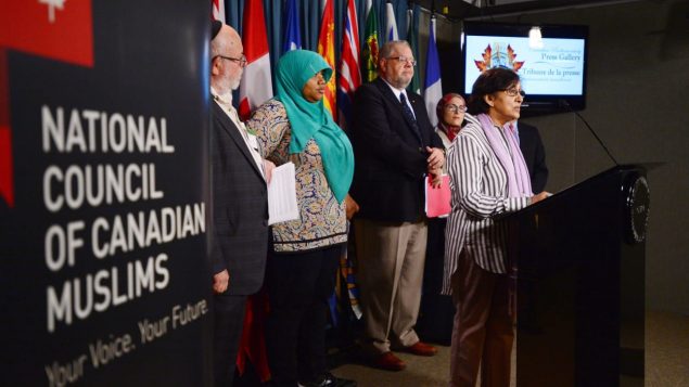 Conférence de presse sur la colline du Parlement à Ottawa, le 13 juin 2017, organisée par le Conseil national des musulmans du Canada en réaction à la publication par Statistique Canada d’un rapport sur les crimes haineux Photo : La Presse canadienne/Sean Kilpatrick