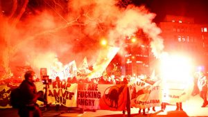 Des protestataires lancent des pétards durant une manifestation à Zurich contre la présence du président américain Donald Trump au Forum économique mondial de Davos. Photo : Reuters/Arnd Wiegmann