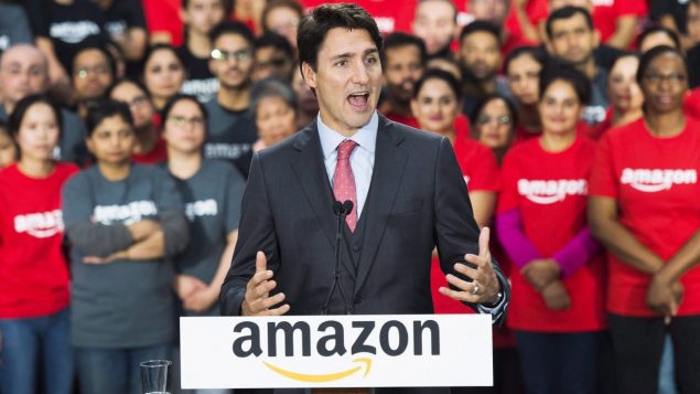 Comme bien d'autres chefs d'État ou de gouvernement, Justin Trudeau aimerait attirer Amazon dans son pays. Photo : La Presse canadienne/Adrian Wyld