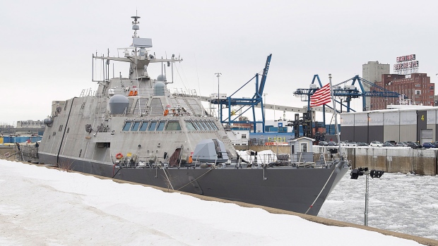 L'USS Little Rock est amarré dans le vieux port de Montréal, le dimanche 21 janvier 2018. LA PRESSE CANADIENNE / Graham Hughes