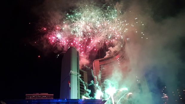 Des feux d'artifice sont vus au Nathan Phillips Square de Toronto pour célébrer le Nouvel An. (Michael Cole / CBC)