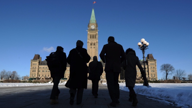 Un projet pilote sur le recrutement sans nom n'a révélé aucun signe de discrimination à l'encontre des demandeurs d'emploi ayant des noms à consonance ethnique. (Sean Kilpatrick / Presse canadienne)