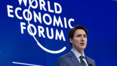 Le premier ministre Justin Trudeau s'entretiendra mercredi avec des chefs d'entreprise au Forum économique mondial de Davos, en Suisse. (Paul Chiasson / Presse canadienne)