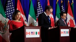 De gauche à droite, la ministre des Affaires étrangères, Chrystia Freeland, avec le représentant américain au commerce, Robert Lighthizer, et le secrétaire mexicain de l'Économie, Ildefonso Guajardo Villarreal. Leurs équipes terminent lundi leurs négociations de l'ALENA lors d'une la sixième ronde de discussion à Montréal. (Manuel Balce Ceneta/Associated Press)