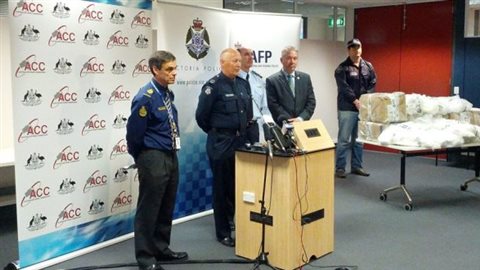 Des policiens australiens annoncent la saisie de la drogue. © Australia Federal Police