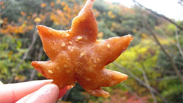 Certains pâtissiers, pour obtenir de meilleurs résultats, préservent les feuilles d'érable pendant toute une année dans en fûts de sel. Mais cela n'est pas obligatoire. Photo Credit: Bored Panda