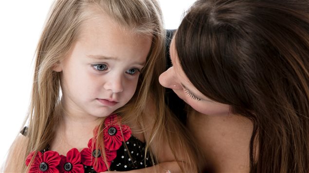 Une mère réconforte sa petite fille. Photo : iStock