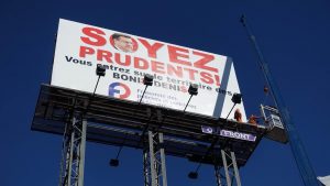 Le syndicat des policiers de Montréal lance une campagne satirique de sécurité routière qui met en garde les automobilistes contre les quotas de contraventions imposés à ses membres. Une pratique qu'elle désigne sous l’appellation « Boni$ Deni$ ». Photo : Simon-Marc Charron / Radio-Canada