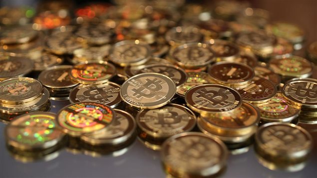 Une pile de jetons de la monnaie virtuelle bitcoin. © Getty Images/George Frey
