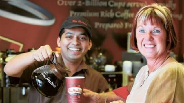 Jeri Lynn Horton-Joyce, fille de Tim Horton, est servie par un employé à Dubaï. Cette photo a été prise pour un article publié dans le Gulf News, un quotidien en langue anglaise à Dubaï. (Asghar Khan / Gulf News) 