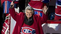 La chanteuse québécoise Ginette Reno chante l'hymne national canadien en français. (Photo Robert Skinner)