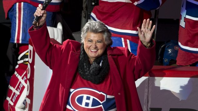 La chanteuse québécoise Ginette Reno chante l'hymne national canadien en français. (Photo Robert Skinner)