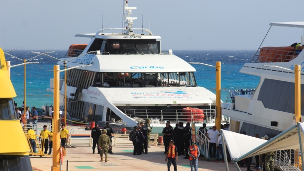 Des secouristes arrivent au quai où une explosion s'est produite sur un ferry à Playa del Carmen, dans l'état de Quintana Roo, au Mexique mercredi. (AFP / Getty Images)