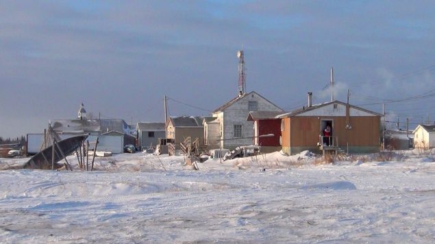 Quelques maisons de la Première Nation d'Attawapiskat, située au bord de la baie James, dans le nord de l'Ontario. Photo : Getty Images/Spencer Wynn