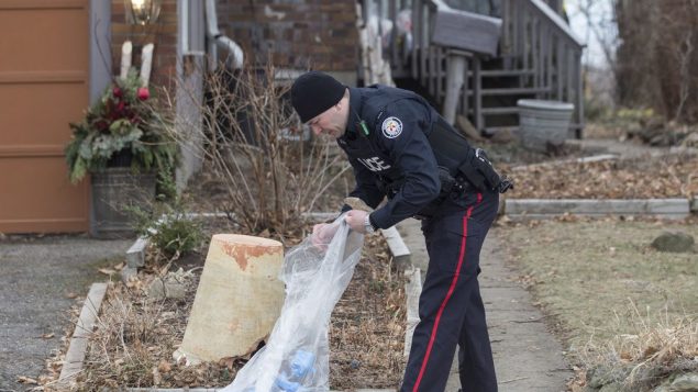 un policier est à l’extérieur d’une maison sur Mallory Crescent à Toronto, où Bruce McArthur a effectué des travaux d’aménagement paysager.