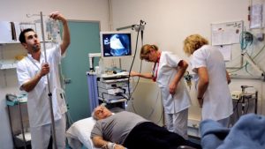 Augmenterla charge de travail d'un infirmier fait progresser le risque de mortalité du patient. PHILIPPE HUGUEN / AFP