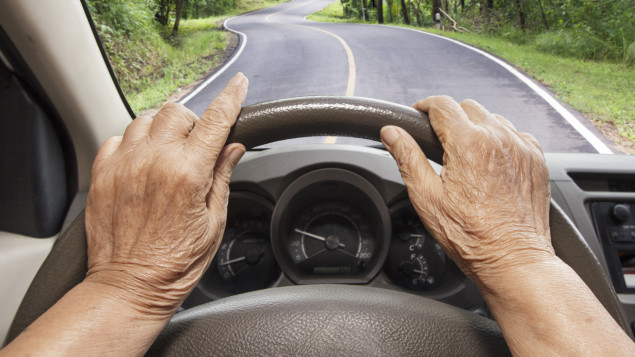 L’envoi de messages textes au volant est passible d’une amende pouvant aller jusqu’à 1000 $ et deux points d’inaptitude en Ontario, mais pas au Québec. Photo Credit: Michel Aspirot