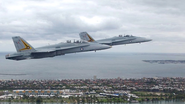 Des CF-18 Hornets australiens survolent Melbourne. Photo : Reuters