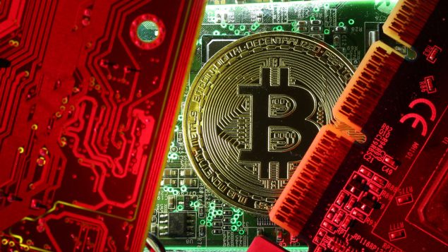 Une pièce de monnaie représentant un bitcoin entourée de circuits informatiques Photo : Reuters/Dado Ruvic