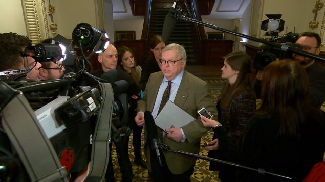 Le ministre de la Santé, Gaétan Barrette, en mêlée de presse, au début février. Photo : Radio-Canada
