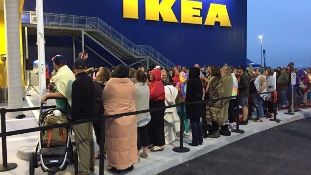 Nouveau magasin Ikea à Dartmouth en Nouvelle-Écosse en septembre 2017: des clients en ligne 15 heures avant l'ouverture. Photo : Radio-Canada