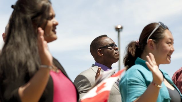 Des nouveaux Canadiens lors d'une cérémonie de citoyennté