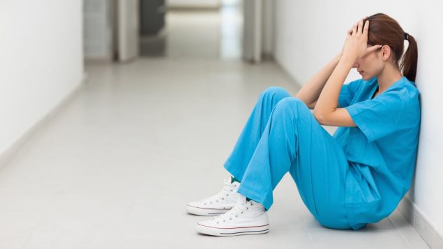Manque de personnel et heures supplémentaires obligatoires : les infirmières n'en peuvent plus. Elles se disent épuisées par la surcharge de travail et multiplient les moyens de pression afin d'être entendues.