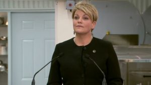 La ministre québécoise de l'Environnement, Isabelle Melançon, présente une nouvelle réglementation sur les pesticides « tueurs d'abeilles ». Photo: Radio-Canada