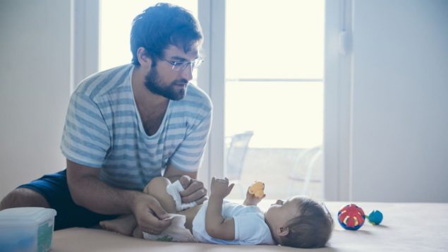 Les pères sont plus nombreux à prendre un congé de paternité depuis l'arrivée du Régime québécois d'assurance parentale. Photo : iStock