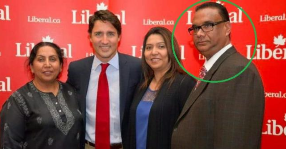 Ce n'est pas la première fois : le quotidien India Today publie cette photo non datée du premier ministre canadien Justin Trudeau avec Jaspal Atwal. (India Today n'a pas pu vérifier où et quand cette photo a été prise).