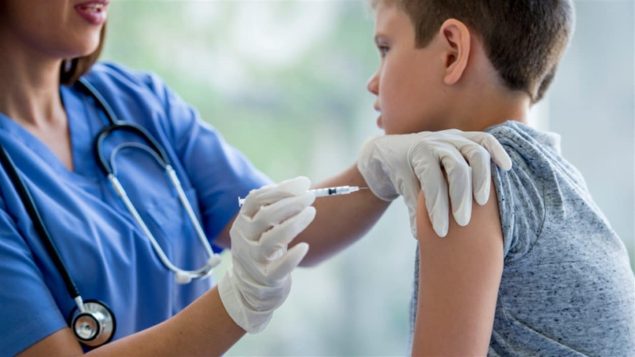 Un enfant se fait vacciner. Photo : Istockphoto