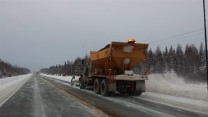 Un chasse-neige d'entretien routier sur le tronçon nord de la route 117 dans la Réserve faunique La Vérendrye Photo : Radio-Canada