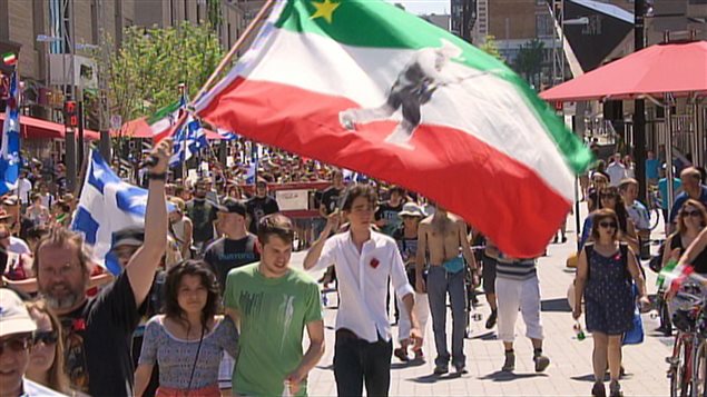 Marche de la Journée nationale des patriotes, à Montréal au mois de mai. Au 19e siècle, le nationalisme a connu un essor au Québec lors de la révolte des patriotes, en 1837, et après la pendaison de Louis Riel, en 1885, avant de tomber en dormance. Puis, il s’est manifesté lors des deux conscriptions imposées par Ottawa durant les deux grandes guerres mondiales de la première moitié du 20e siècle. © archives Radio-Canada