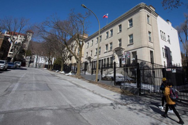 Trois des quatre diplomates russes qui seront expulsés du Canada d'ici 10 jours travaillent dans cet édifice qui habrite le consulat de Russie à Montréal. Photo: Reuters
