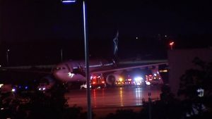 Le vol TS157, un Airbus A330 en provenance de Bruxelles, avec à son bord 336 passagers, qui s’était posé à Ottawa plutôt qu’à Montréal en raison d’orages violents. Photo : Radio-Canada