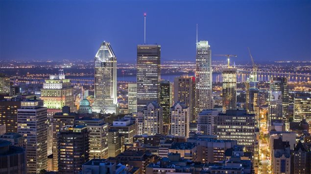 Le centre-ville de Montréal est au coeur de la ville souterraine la plus grande au monde. Lorsqu’ils nous rendent visite, beaucoup de touristes sont fascinés par le Montréal souterrain qui consiste en un réseau de 33 km de tunnels piétonniers, 60 complexes résidentiels et commerciaux, pour un total de 3,6 kilomètres carrés d’espace fréquenté par près de 183 millions de personnes chaque année. Photo Credit: Radio-Canada 
