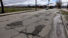 L'avenue D'Estimauville figurait en 2017 au 6e rang des pires routes au Québec selon le CAA. Photo : Radio-Canada