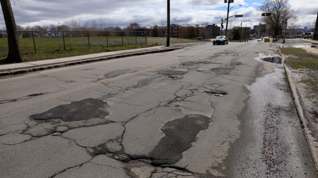 L'avenue D'Estimauville figurait en 2017 au 6e rang des pires routes au Québec selon le CAA. Photo : Radio-Canada