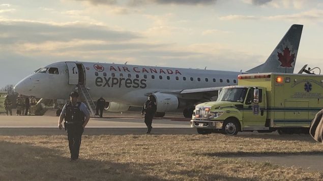 Cet avion d'Air Canada a dû procéder à un atterrissage d'urgence à Washington avant d'être arrivé à bon port. Photo : CBC/David Brown